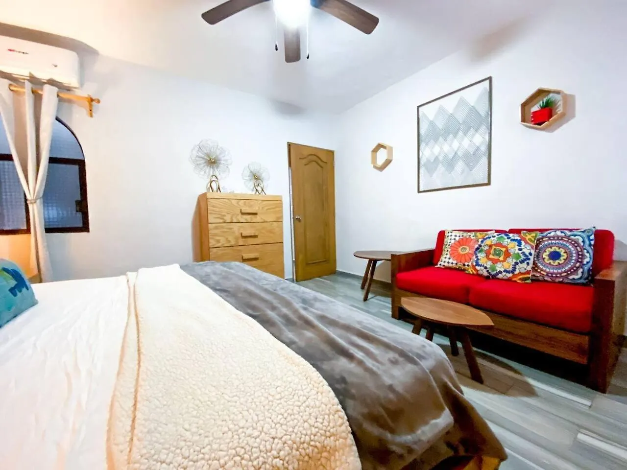 Colorful Hacienda Style 2Br With Pool Steps To Beach Playa del Carmen Lejlighed